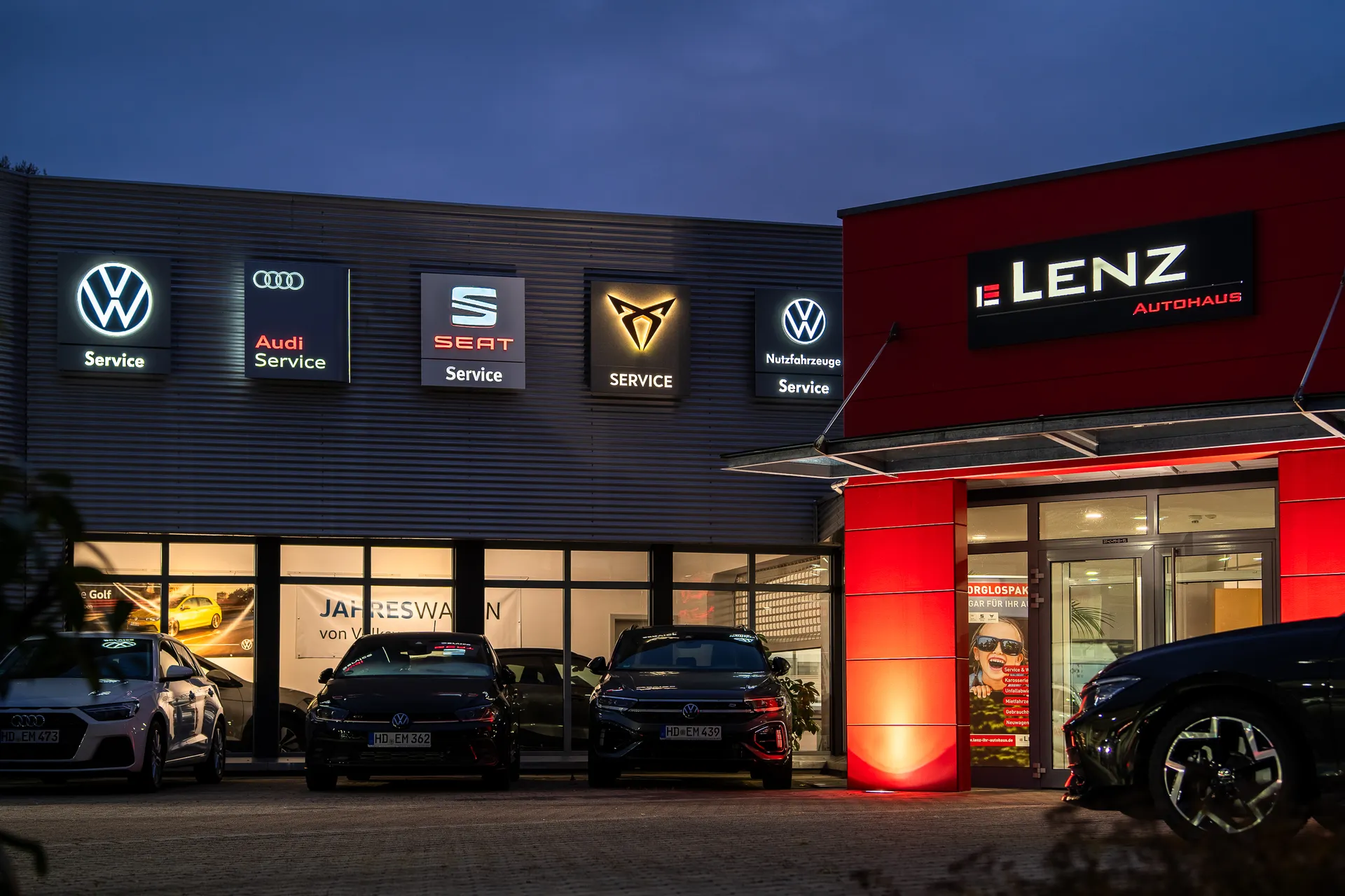 Marke Social Media – Lenz Autohaus bei Nacht mit Leuchtreklamen