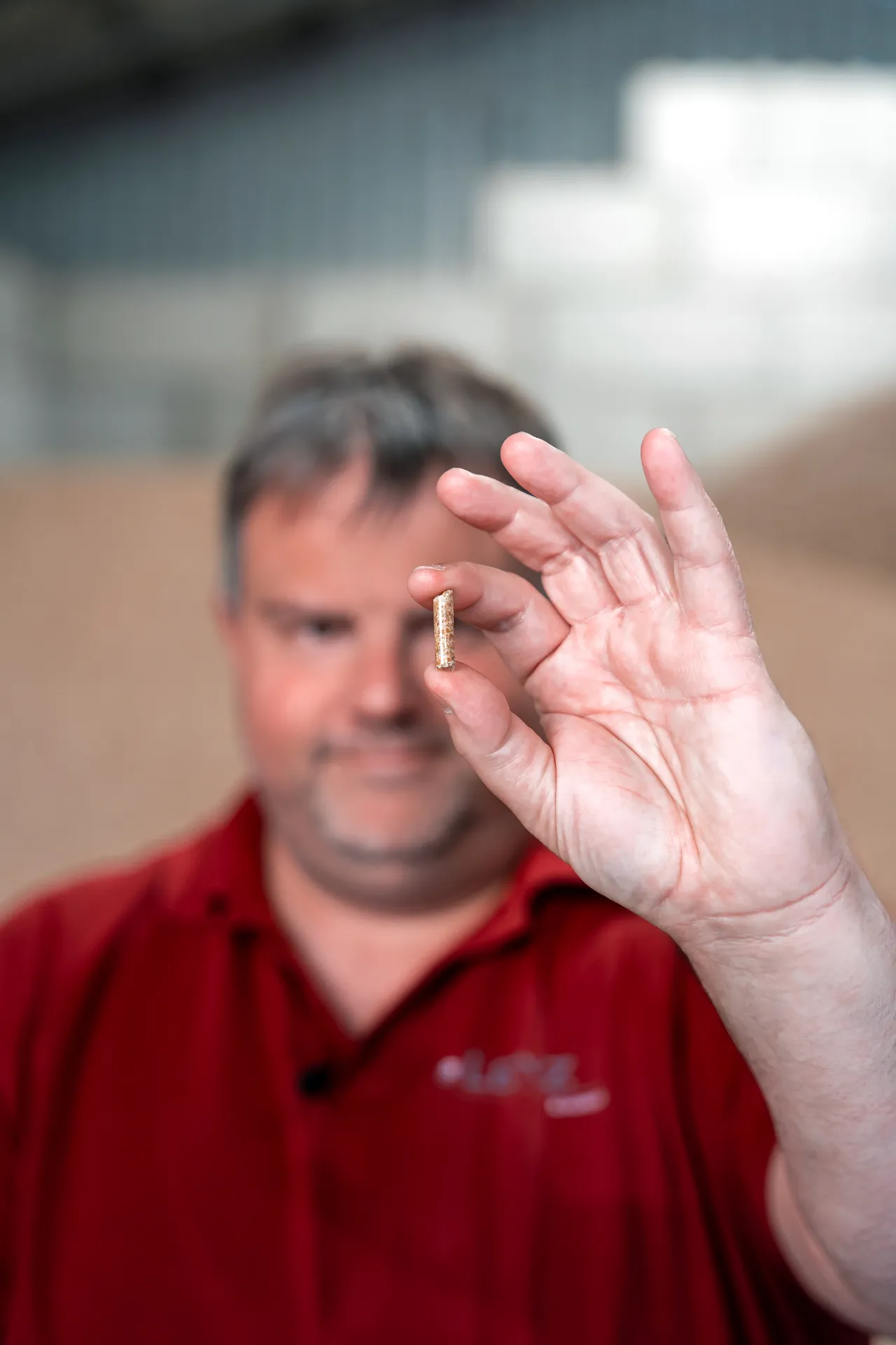 Recruiting-Funnel Social Media – Lenz Energie Mitarbeiter bei einem Videodreh für Social Media hält ein Holzpellet in die Kamera