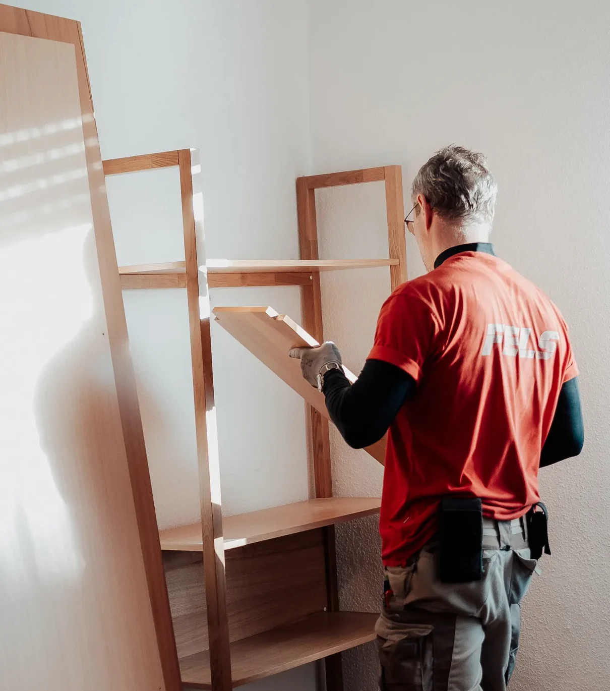 Social Media Content – Fels-Mitarbeiter am Zusammenbauen eines Regals