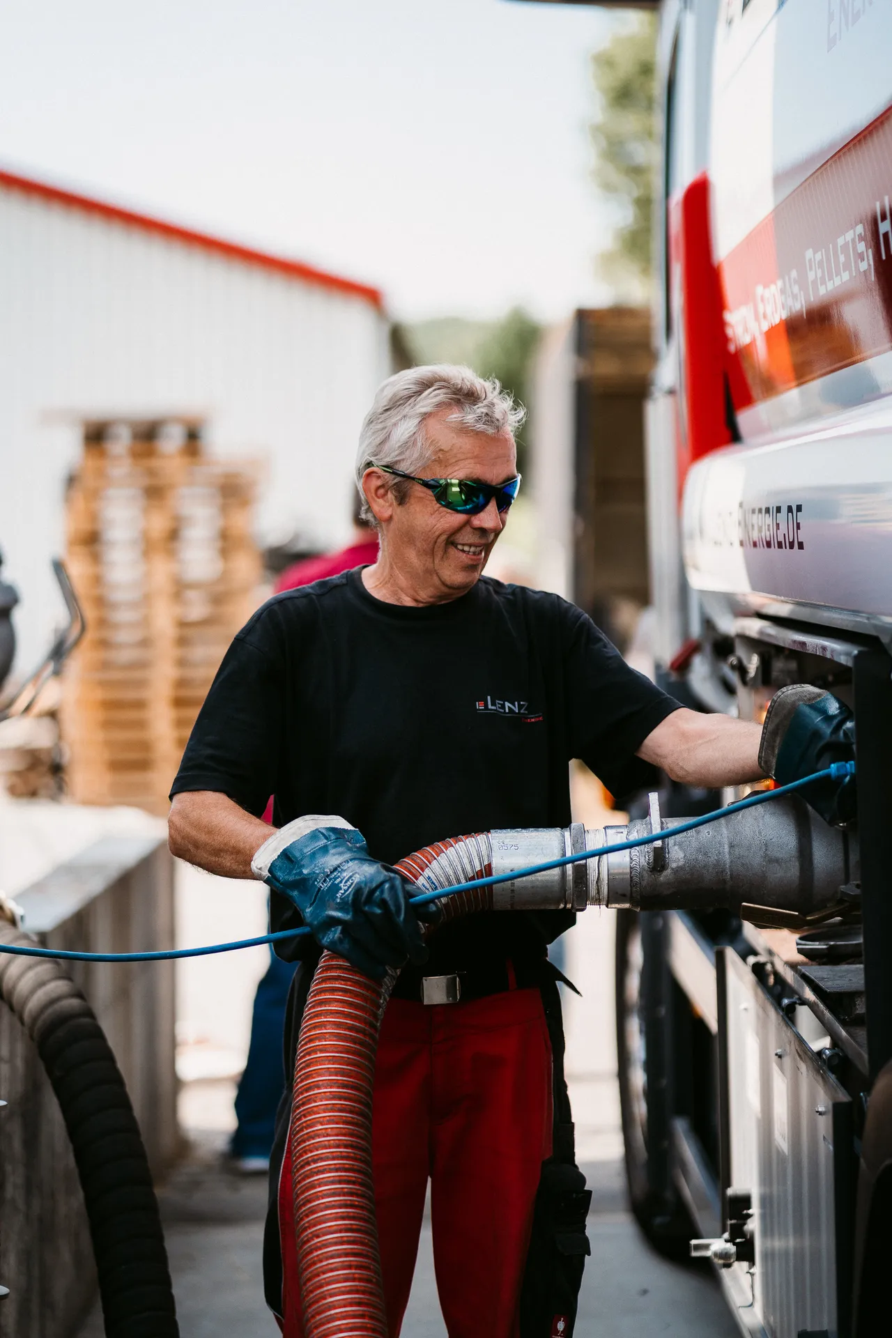 Social Media Auftritt – Mitarbeiter von Lenz Energie beim Befüllen eines LKW