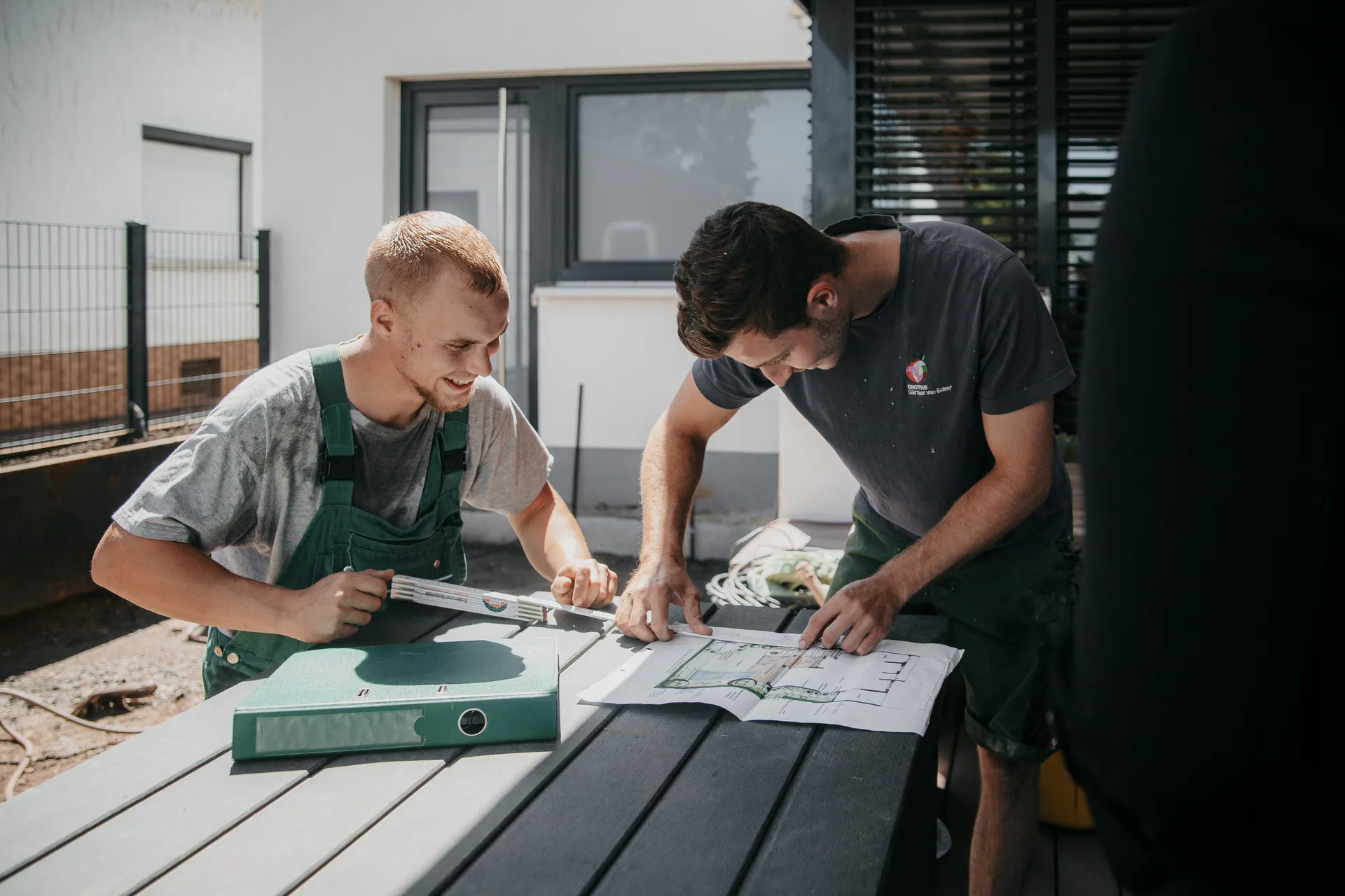 Social Media Betreuung – Zwei Mitarbeiter von Grothe bei der Arbeit