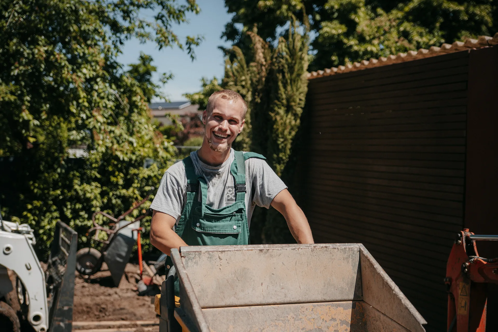 Social Media Markenauftritt adfave – Mitarbeiter von Grothe am Lächeln, während er eine Schubkarre schiebt