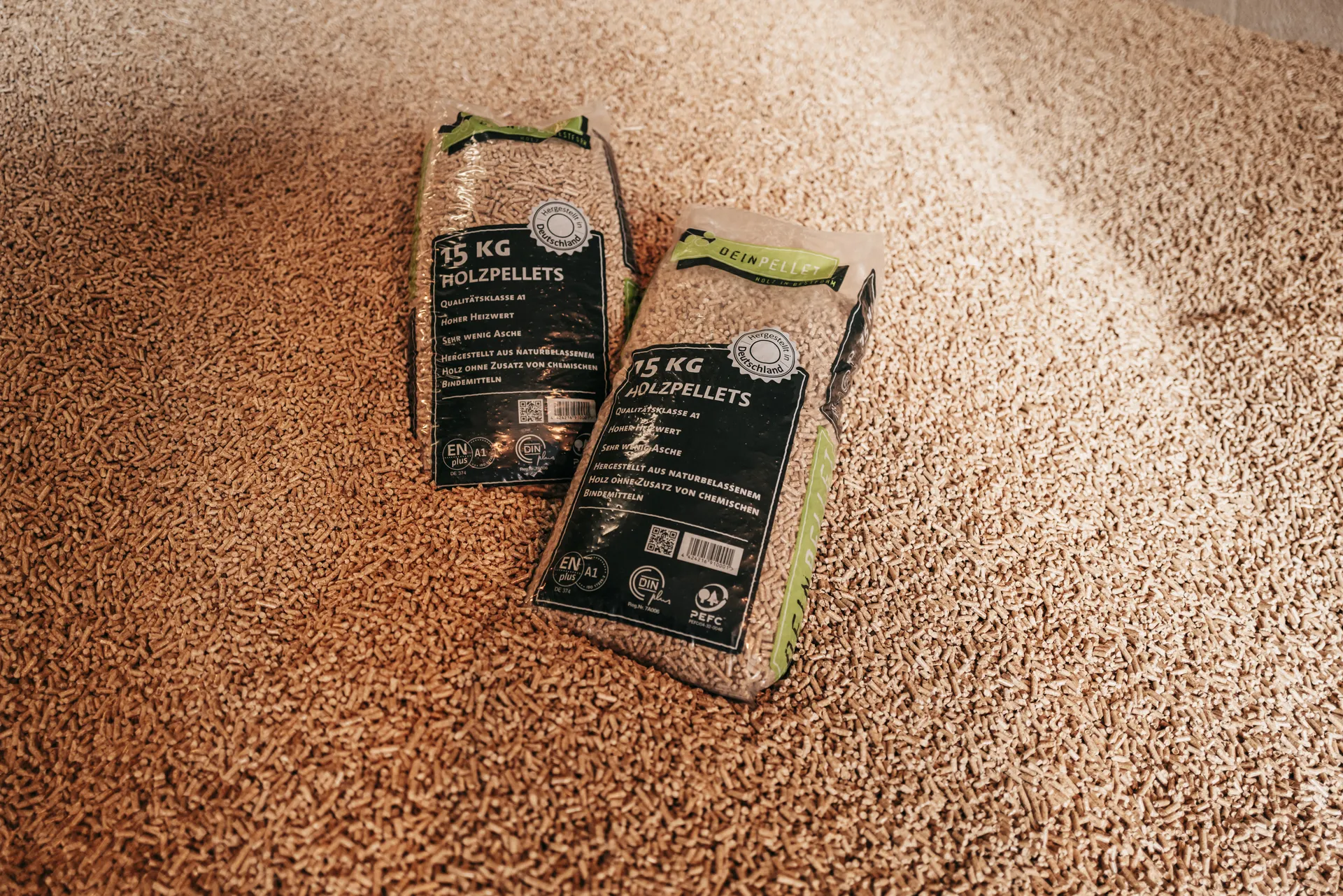 Zielgruppe soziale Medien – Sack voller Holzpellets liegt auf einem Berg von frei herumliegenden Holzpellets